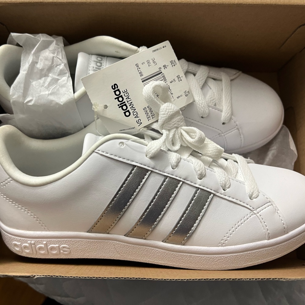 Women’s Adidas sneaker size 6.5, new in box, never worn, adidas vs advantage